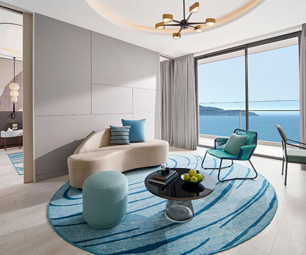Phòng khách tích hợp trong căn suite 1 phòng ngủ hướng biển của voco Ma Belle Danang