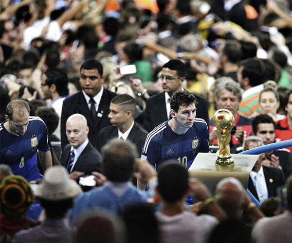 “Messi bước ngang chiếc cup vô địch” được lựa chọn là hình ảnh thể thao đáng nhớ nhất năm 2014